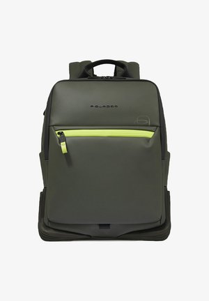 Zaino verde con una finitura liscia e strutturata. Presenta una tasca frontale con zip con un accento verde lime e spallacci regolabili.