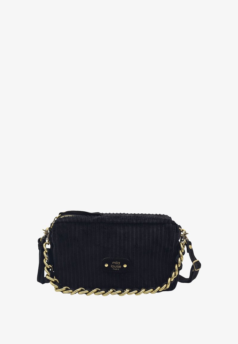 Sac à main en velours côtelé noir avec une surface texturée, une bandoulière en chaîne dorée, une fermeture zippée et une plaque en métal de marque. Forme rectangulaire compacte.