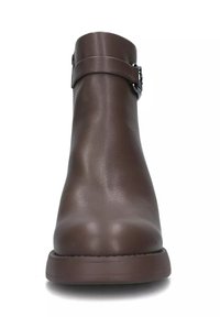 Stivale alla caviglia in pelle marrone con una texture liscia, punta arrotondata e una sola fascia con una fibbia argentata alla caviglia. Suola in gomma bassa.