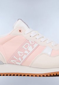 Baskets basses avec une palette de couleurs rose clair et crème, matériaux en daim et tissu, accent logo blanc, et semelle en caoutchouc avec un profil texturé.
