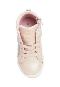 Sneaker alta rosa chiaro in ecopelle con pannello glitterato, punta arrotondata, lacci testurizzati, imbottitura interna e chiusura con zip laterale.