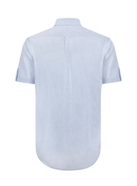 Camisa de manga corta de color azul claro con cuello abotonado, hecha de una tela texturizada, con mangas enrolladas y dobladillo curvado.