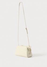 Krémová crossbody taška vyrobená z hladké kůže; obdélníkový tvar s kapsou na zip a nastavitelným popruhem.