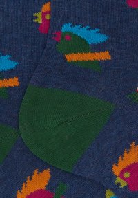 Calze colorate con una base blu scuro caratterizzate da vivaci motivi di uccelli in rosa, verde, arancione e blu, con una cimosa verde a costine.