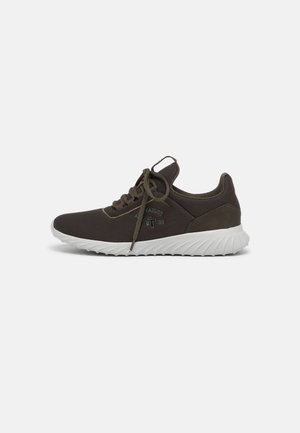 Mørke olivengrøn mesh-sneaker med hvid rillede sål og snørebånd, med en subtil logo på siden.