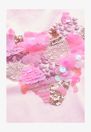 Rožinė audinys su sluoksniuotais blizgučiais įvairių rožinių ir sidabro atspalvių, su apskritimais ir širdies formomis, sukuriantis tekstūruotą paviršių.