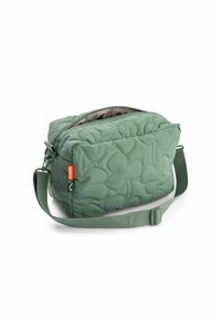 Zöld steppelt keresztpántos táska külső zsebbel, állítható pánttal és félig nyitott cipzárral fehér háttér előtt.