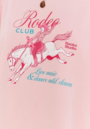 Jeździec rodeo w kapeluszu kowbojskim i rękawiczkach na skaczącym koniu, z tekstem "Rodeo Club" i "Na żywo muzyka i taniec do świtu" na różowym tle.