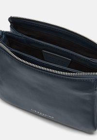 Portafoglio in pelle blu navy con cerniera argento, due scomparti e dettaglio con logo. Texture liscia con una forma morbida e strutturata.