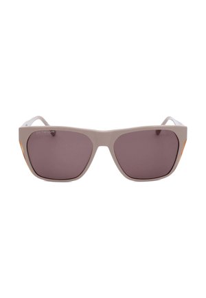 Occhiali da sole rettangolari beige con lenti grigio scuro e bordi esterni leggermente angolati su sfondo bianco.