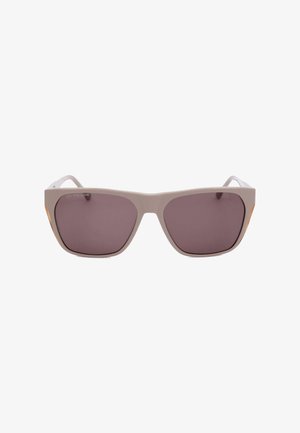 Occhiali da sole rettangolari beige con lenti grigio scuro e bordi esterni leggermente angolati su sfondo bianco.