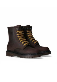 Stivali in pelle marrone scuro con lacci a strisce gialle e nere e suole in gomma spessa e strutturata, mostrati affiancati.