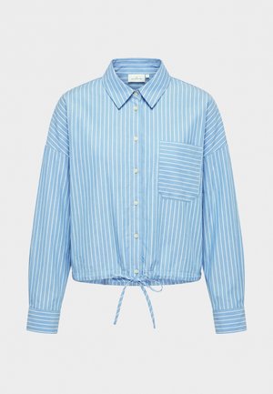 Φωτεινό γαλάζιο πουκάμισο με λευκές κάθετες ρίγες, μία τσέπη στο στήθος, μακριά μανίκια και κορδόνι στο κάτω μέρος του τελειώματος.