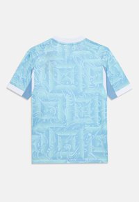 Lyse blå kortermet skjorte med et blankt, flytende mønster med mørkere blå accenter og en kontrasterende hvit krage.