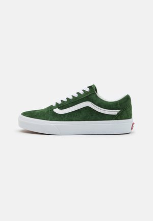 Zapatillas de ante verde con una suela de goma blanca, que cuentan con cordones blancos y una raya lateral. Logo rojo destacado en el talón.