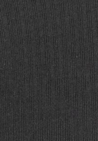 Svart ribbad tyg med en texturerad yta som har vertikala ränder. Mjukt, elastiskt material som är lämpligt för vardagsklädsel.