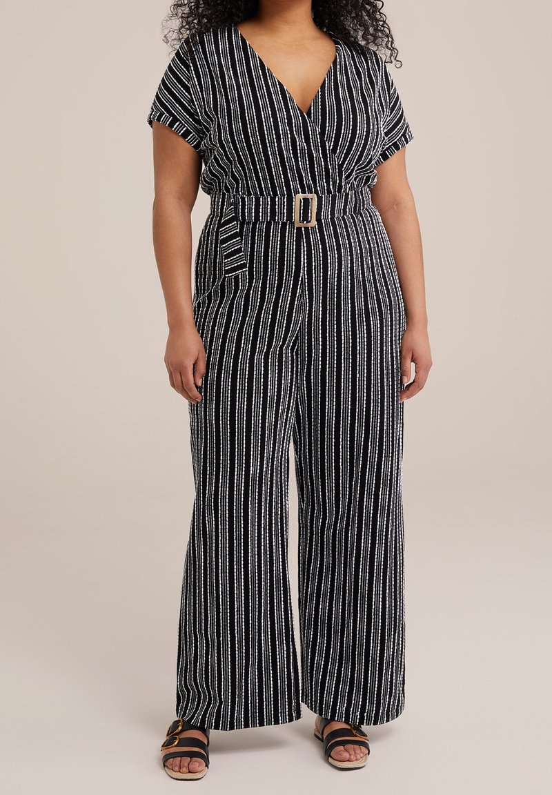 Une combinaison noire et blanche à rayures avec un col en V et des manches courtes, dotée d'une taille ceinturée et de jambes larges avec des poches latérales.