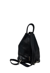 Černá kožená taška trojúhelníkového tvaru s horní rukojetí a nastavitelného ramenního popruhu, stříbrným kováním a vertikálním zipovým uzavřením.