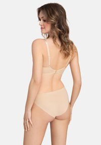 Beżowy komplet bielizny o gładkiej fakturze, z regulowanymi ramiączkami i bezszwowym krojem, wraz z dobranymi figami, podkreślający minimalistyczny styl.