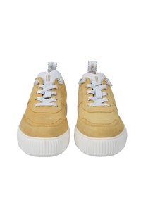Paar beige Wildleder-Sneaker mit weißen, dicken Gummisohlen und weißen Schnürsenkeln, Frontansicht.