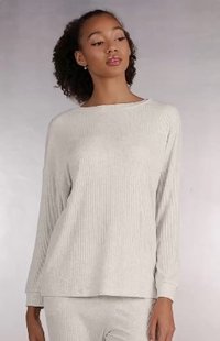 Světle šedý žebrovaný top s dlouhým rukávem a lodičkovým výstřihem, volného střihu. Měkká textura s minimem švů, doplněný o odpovídající kalhoty.