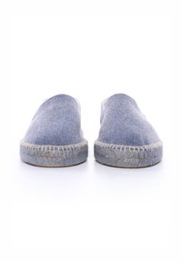 Zapatillas de lona azules sin cordones con punta redonda y detalles de cuerda de yute alrededor de la suela. Textura suave con costuras mínimas.