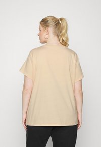 Levi's® Plus PERFECT TEE REFLECTIVE POSTER LOGO - T-shirt estampada - peach puree