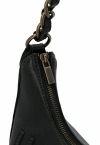 Dettaglio ravvicinato dell'angolo di una borsa nera in pelle con zip in ottone e catena.