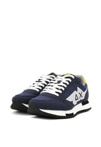Scarpe sportive blu con lacci bianchi, dettagli grigi e gialli, logo angolare, suola in gomma e tomaia in mesh per traspirabilità.