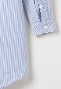 Camicia a righe azzurre e bianche con polsino con bottoni, collo classico e orlo dritto, realizzata in tessuto liscio.
