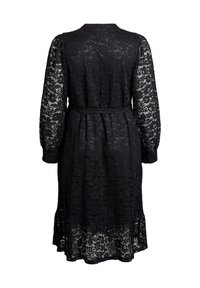Čierne čipkované šaty s dlhými rukávmi, okrúhlym výstrihom a opaskom v páse. Jemný kvetinový čipkovaný vzor s vrstveným lemom.