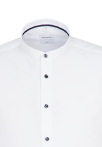 Camicia bianca a taglio slim con colletto alla coreana, quattro bottoni neri sul davanti e una rifinitura interna del colletto in nero e viola.