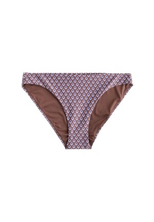 Brązowe majtki od bikini z białym wzorem diamentów, ułożone płasko na białym tle.