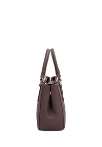Borsa a mano in pelle marrone con finitura testurizzata. Caratterizzata da due manici corti e una base arrotondata, con accenti in metallo dorato.