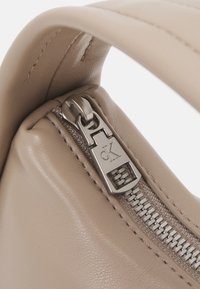 Calvin Klein Jeans KNOTTED BLOCK - Kabelka - crockery