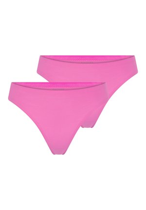 Dwie jasnoróżowe, bezszwowe damskie figi w stylu bikini, ułożone na sobie z lekkim nachodzeniem, na białym tle.