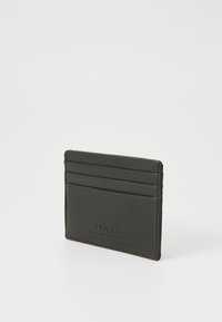 Svart lær kortholder med fem kortlommer, preget merkevare og glatt tekstur. Minimalistisk design med rene linjer.