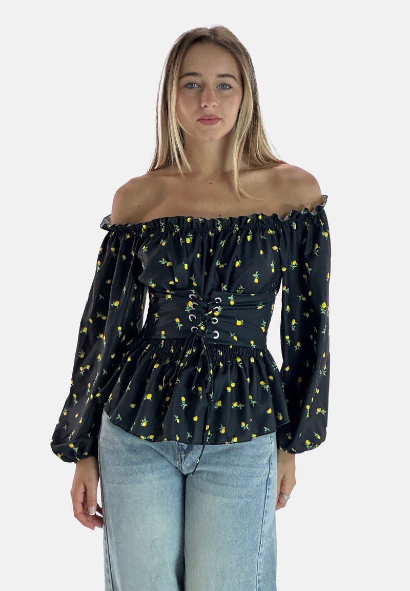 Sort off-shoulder bluse med gult blomstermønster, samlet halsudskæring og snoretræk i taljen. Lange, flydende ærmer med elastiske manchetter.