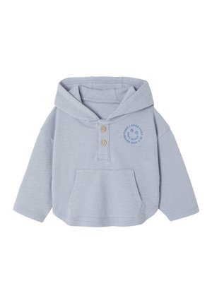 Helles blaues Hoodie aus weichem Stoff, mit einer Vordertasche, einem Drei-Knopf-Verschluss und einem bedruckten Smiley-Gesicht-Design auf der Brust.