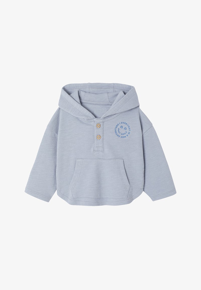 Helles blaues Hoodie aus weichem Stoff, mit einer Vordertasche, einem Drei-Knopf-Verschluss und einem bedruckten Smiley-Gesicht-Design auf der Brust.