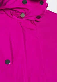 Fuchsia waterdichte jas met een hoge kraag, voorzien van drukknoopsluitingen en een gladde textuur. Gestikte details langs het voorpand.