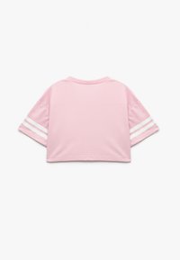 Lyserød cropped t-shirt lavet af tekstureret stof med hvide striber på ærmerne. Løs pasform med rund udskæring.