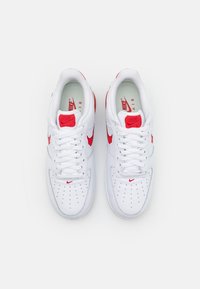 Nike Sportswear AIR FORCE 1 EVO - Sneakers - white/university red/summit white