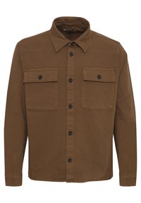 Camisa marrón de botón, hecha de algodón tejido, con dos bolsillos en el pecho, un cuello clásico y botones negros. Textura lisa.
