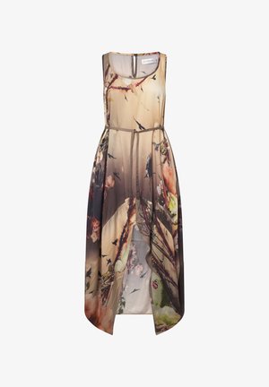 Ærmeløs kjole i let stof med et flerfarvet blomster- og fuglemotiv, med en bæltet talje og en asymmetrisk kant.
