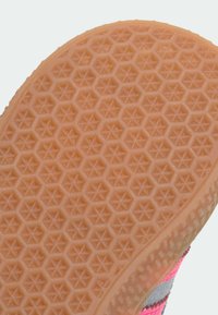 Guminio batų pado tekstūra su šešiakampių ir žvaigždžių raštu. Spalva - šviesiai oranžinė, su iškiliais paviršiais geresniam sukibimui. Lygios kraštinės.