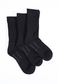 Schwarze Baumwollsocken, die in einem Stapel angeordnet sind, mit geripptem Muster, glatter Oberfläche und bedrucktem Branding auf der Sohle.