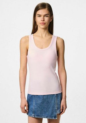 Ärmelloses, rosa geripptes Tanktop mit rundem Ausschnitt, kombiniert mit einem blauen Jeans-Minirock. Der Stoff wirkt glatt und hat einen leichten Stretch.