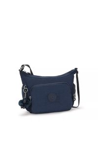 Borsa a spalla in tessuto navy con chiusura a zip, tasca frontale e patch logo testurizzato. Include un charm staccabile con pompon.