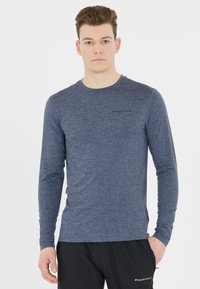 Långärmad atletisk tröja i melerad marinblå, med rund halsringning och subtilt "ENDURANCE"-logotyp på bröstet. Lättviktsmaterial.